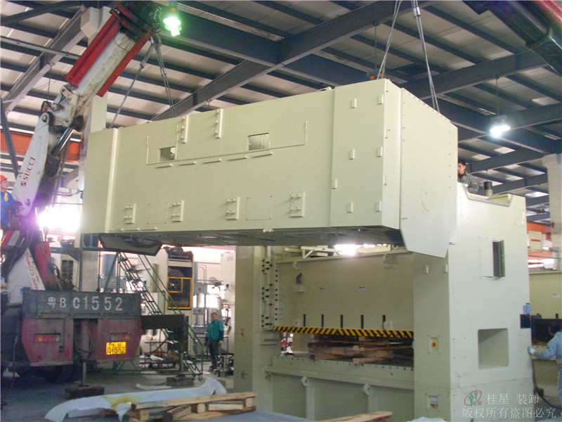 大型沖床車間內(nèi)組裝