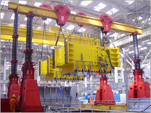 液壓龍門吊安裝大型設(shè)備