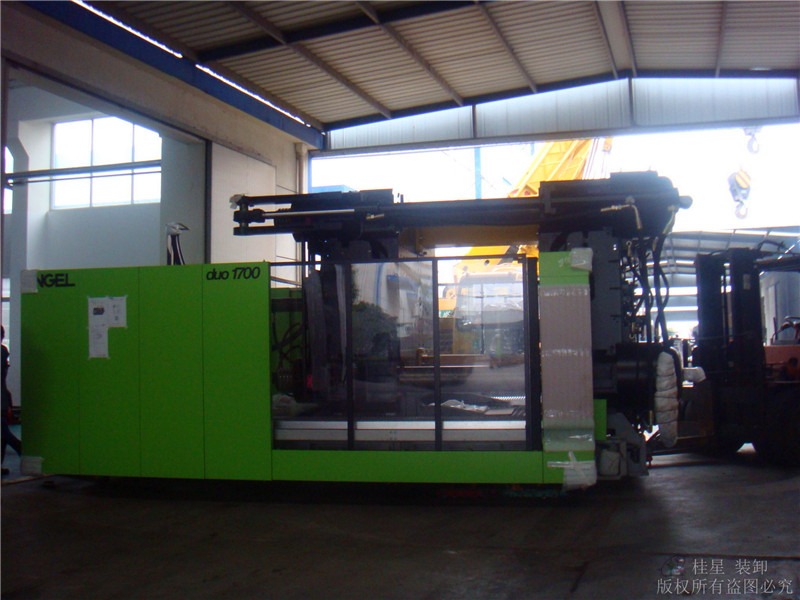 大型注塑機(jī)搬運(yùn)安裝 大型注塑機(jī)搬運(yùn)安裝