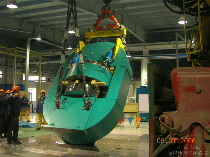 大型油壓機(jī)室內(nèi)吊裝