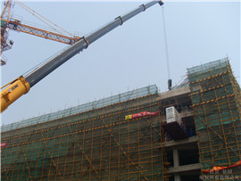 冰水機(jī)遠(yuǎn)距離吊裝上樓工程