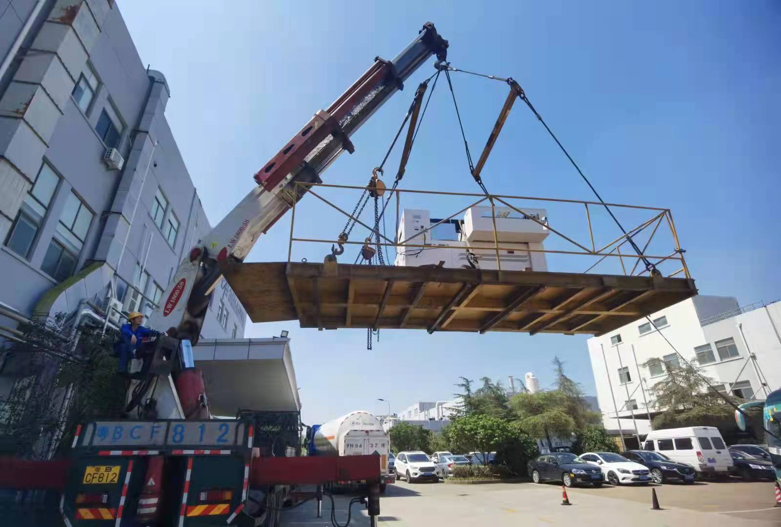 精密半導(dǎo)體設(shè)備的高空吊裝搬運工程