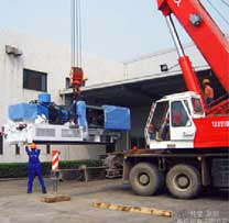 大型注塑機(jī)吊裝卸車 大型注塑機(jī)吊裝卸車