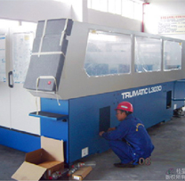 鐳射機(jī)搬運(yùn)安裝就位